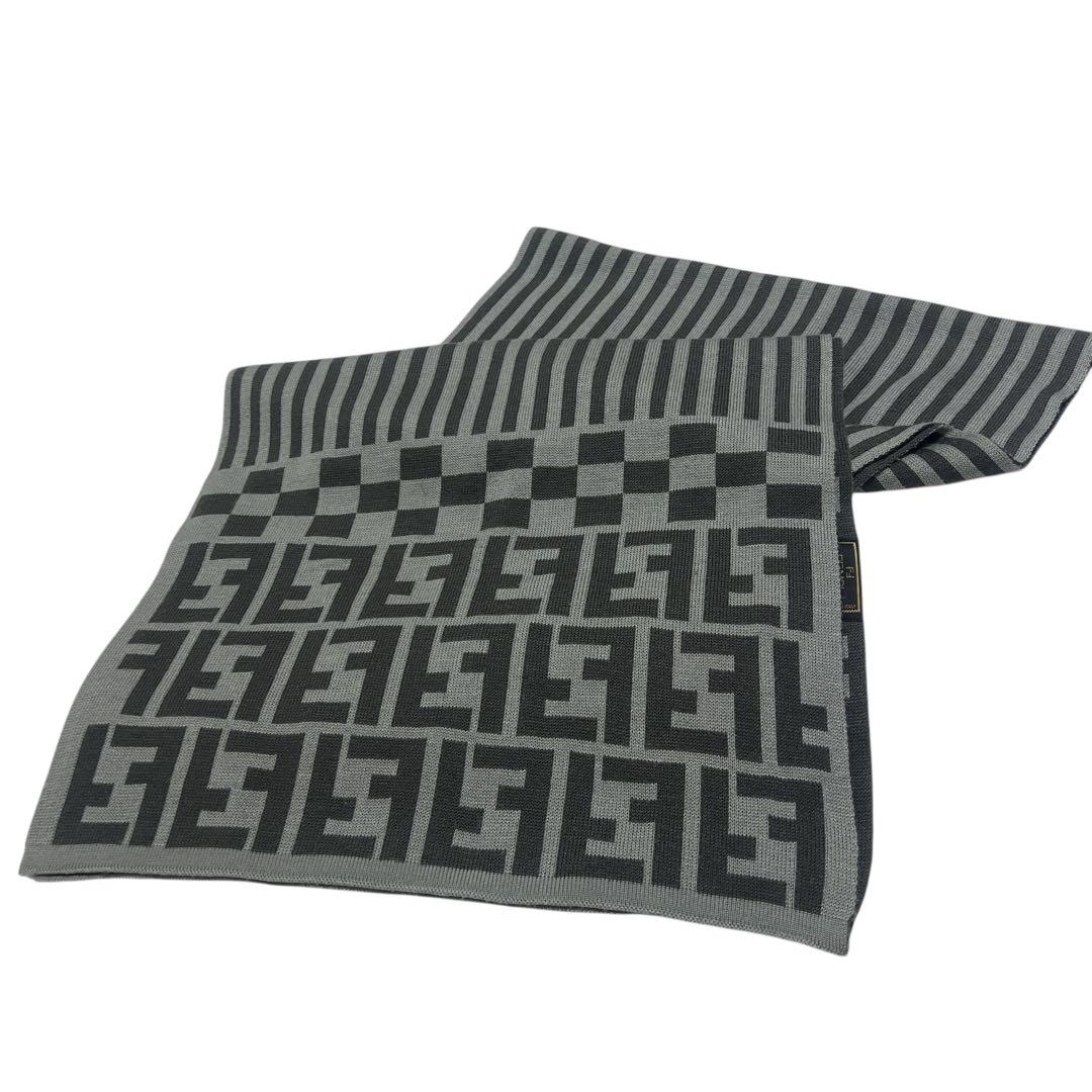 【美品】FENDIグレーのストライプとロゴのズッカ柄マフラー