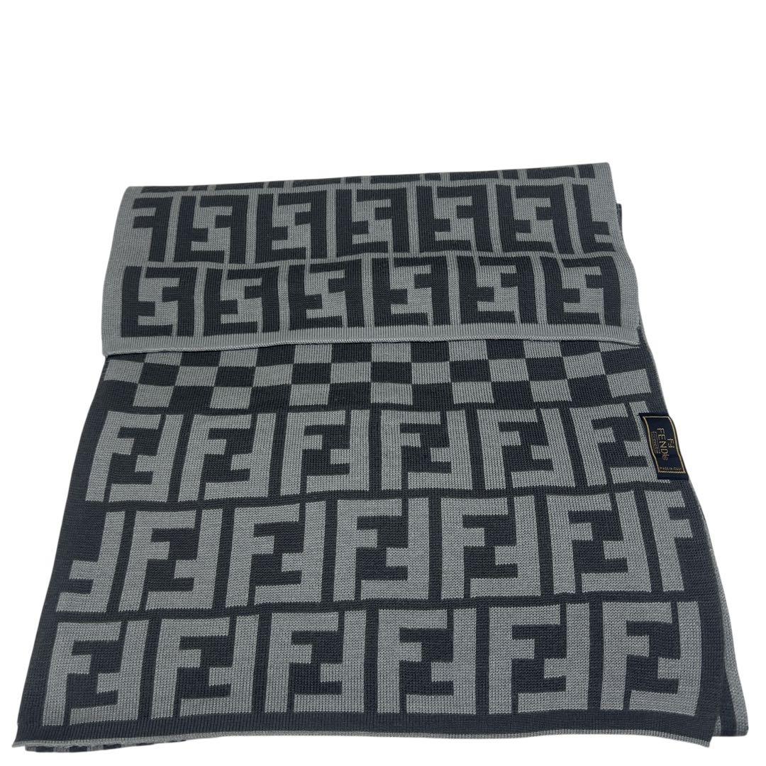 【美品】FENDIグレーのストライプとロゴのズッカ柄マフラー