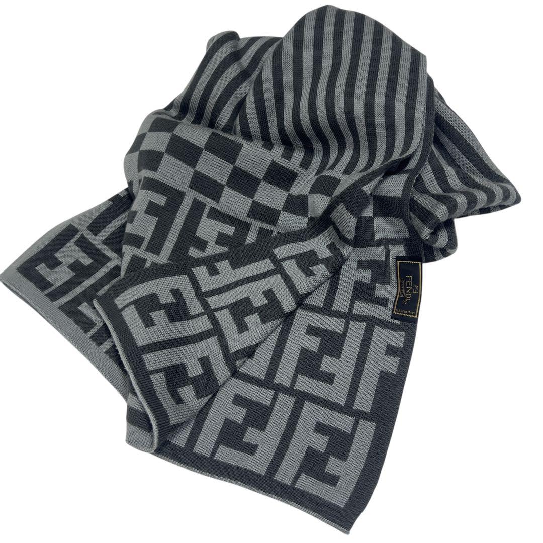 【美品】FENDIグレーのストライプとロゴのズッカ柄マフラー