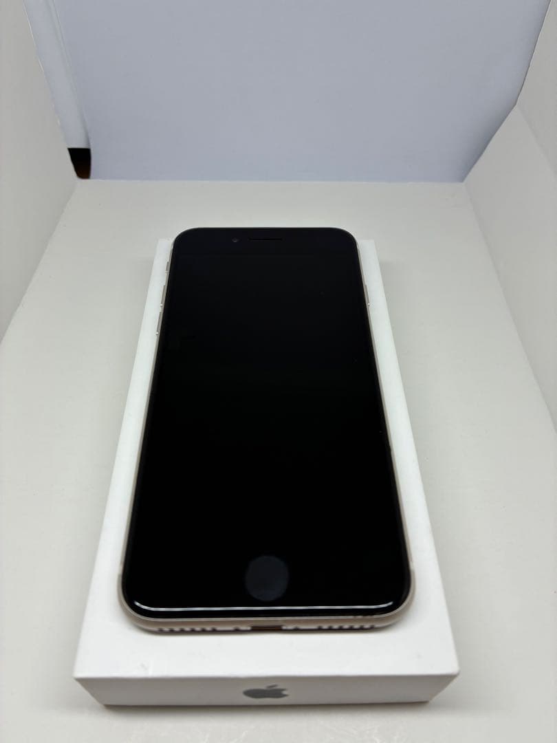 【極美品】iPhone SE3 64G スターライト　SIMフリー　新品バッテリ