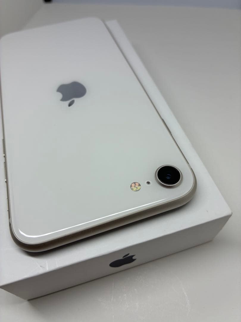 【極美品】iPhone SE3 64G スターライト　SIMフリー　新品バッテリ