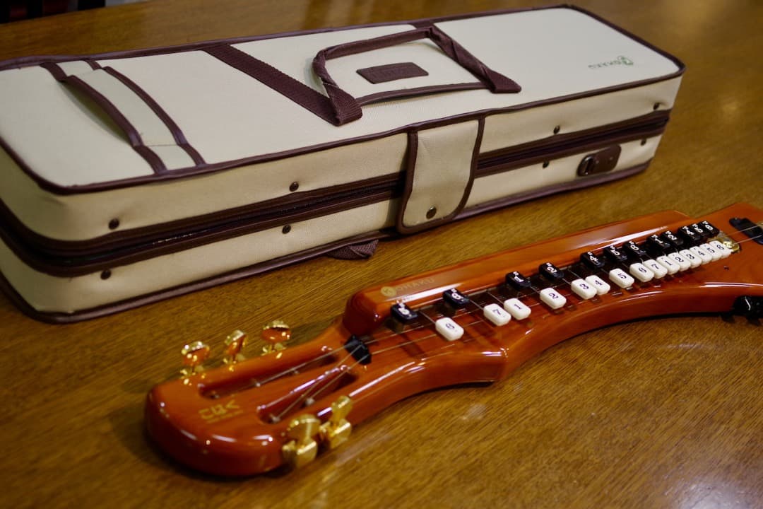 電気大正琴「こはく」ソプラノ（セミハードケース付）