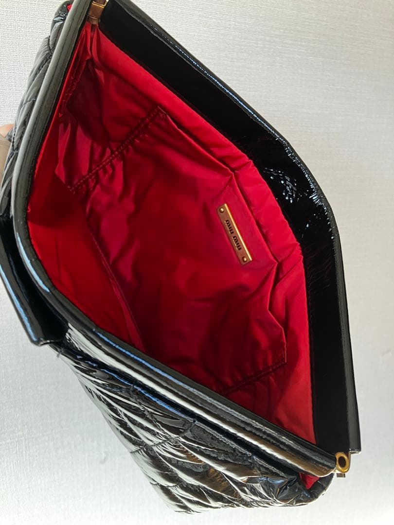 miumiu エナメルクラッチバッグ　ミュウミュウ