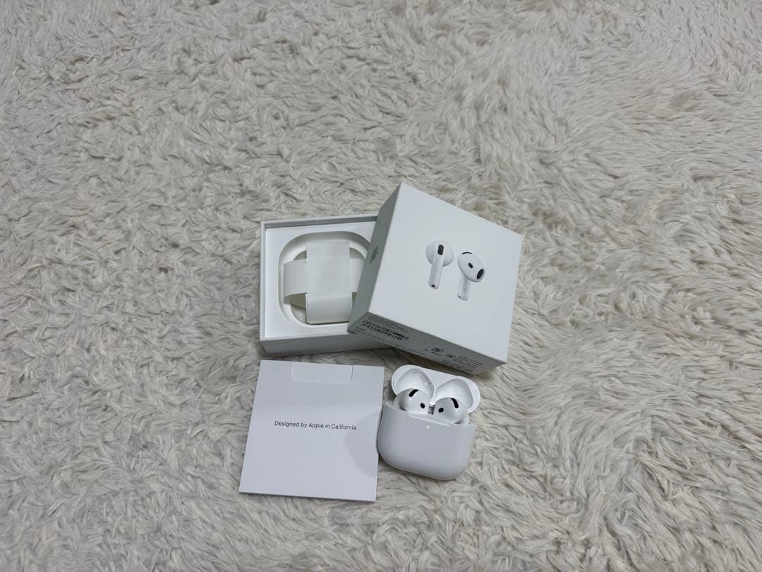 美品！Apple AirPods4 本体 ホワイト 充電ケース付き