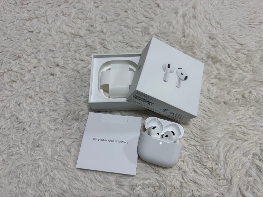 美品！Apple AirPods4 本体 ホワイト 充電ケース付き