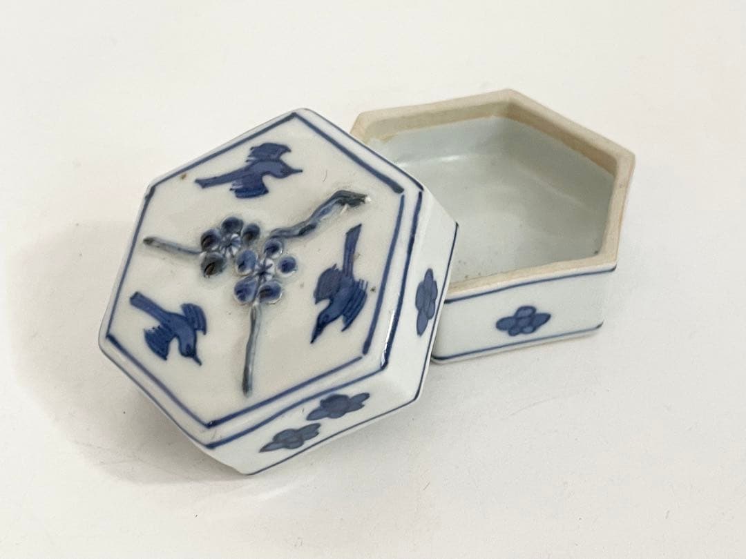 陶芸家　川瀬竹春　古染付写　六角　香合　梅に鶯　箱なし