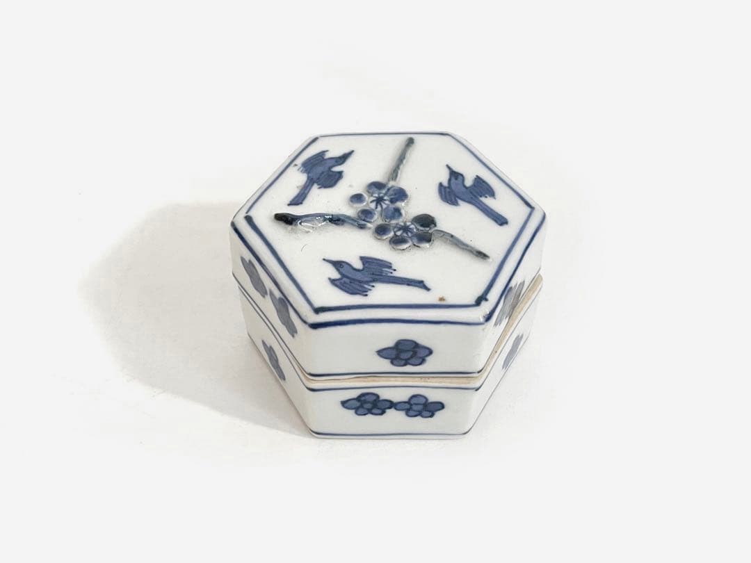 陶芸家　川瀬竹春　古染付写　六角　香合　梅に鶯　箱なし