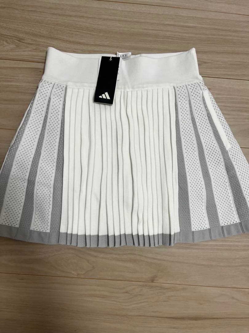 新品　adidas モックネック　裏起毛　フレアースカート　　セットアップ　M