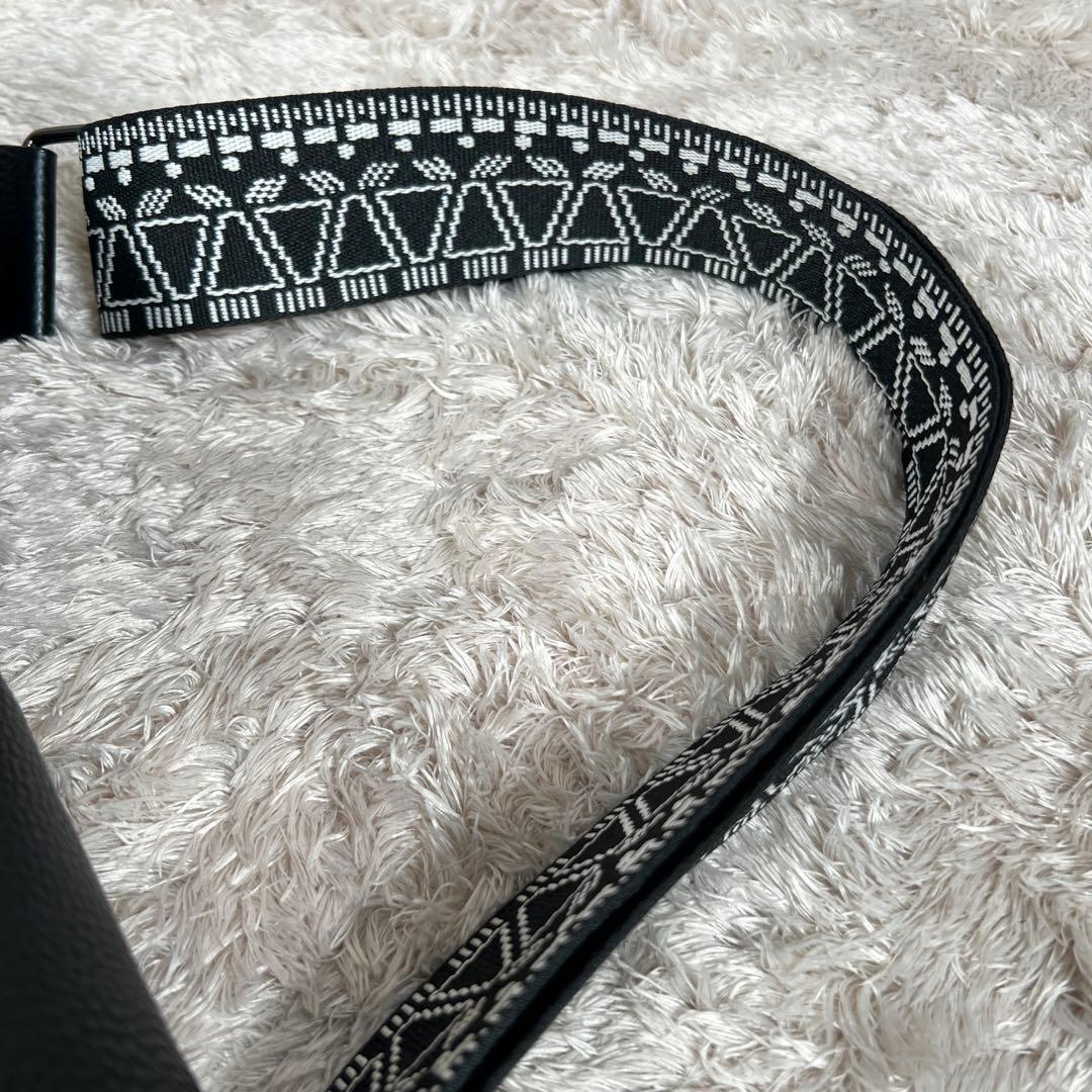 WEB限定イアパピヨネ 柄ワイドテープ ショルダーバッグ ブラック