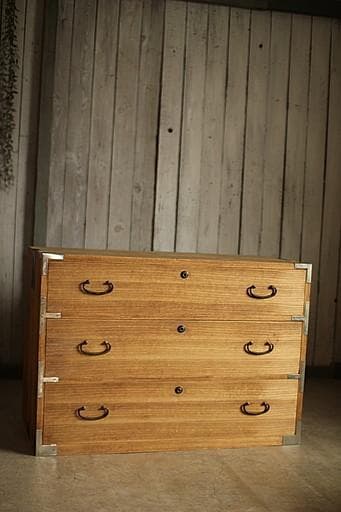 古い木製の引き出し3段　チェスト　桐箪笥　タンス　収納　古家具　古民家　時代家具