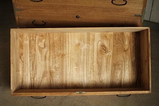 古い木製の引き出し3段　チェスト　桐箪笥　タンス　収納　古家具　古民家　時代家具