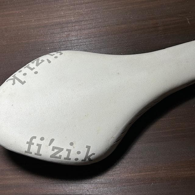 軽量フィジーク　アリオネ ホワイト　カーボンレール MINI様