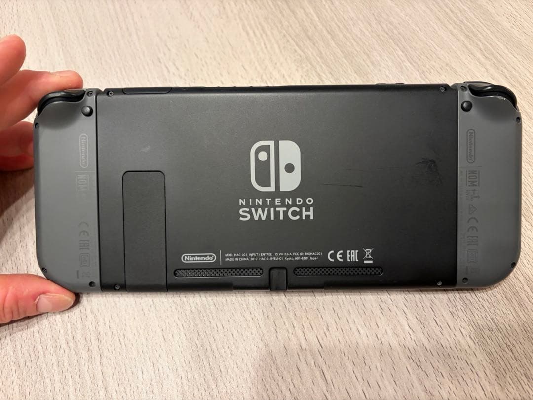 ア*ン様 NINTENDO SWITCH 本体 付属品 ケース付き　液晶保護シー