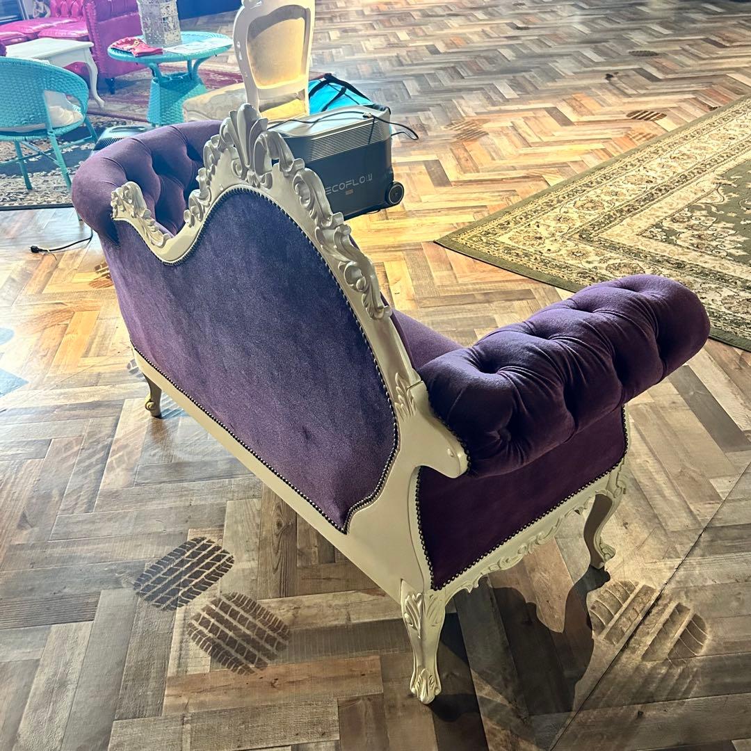 ヴィクトリアンスタイル 紫色ソファ