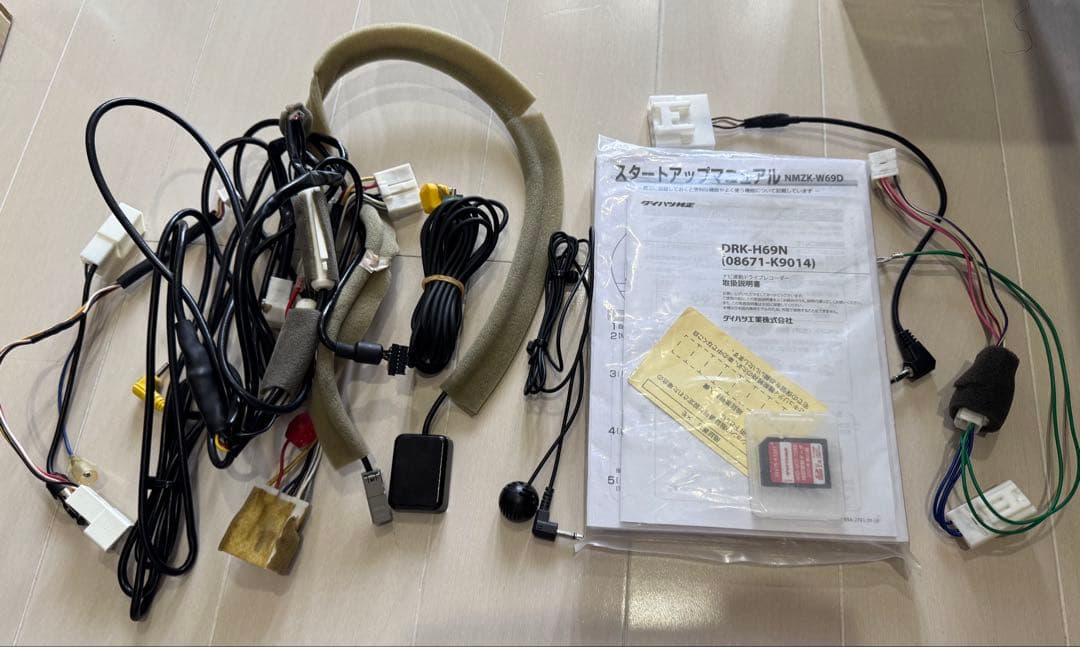 ダイハツ純正ナビ　NMZK-W69D ナビ連動ドラレコ　フリップダウンモニター
