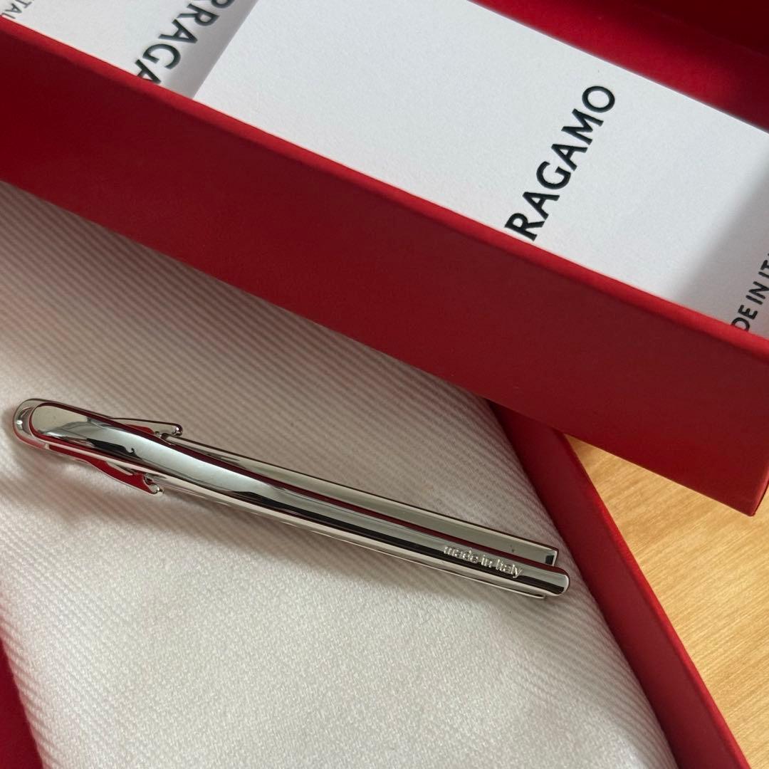 Salvatore Ferragamo／シルバータイピン