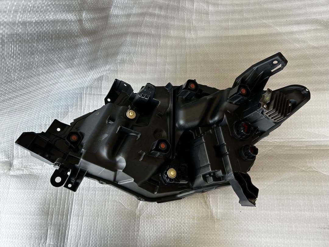 セレナ　C28 右ヘッドライト　26010-7da5a ステー補修有り