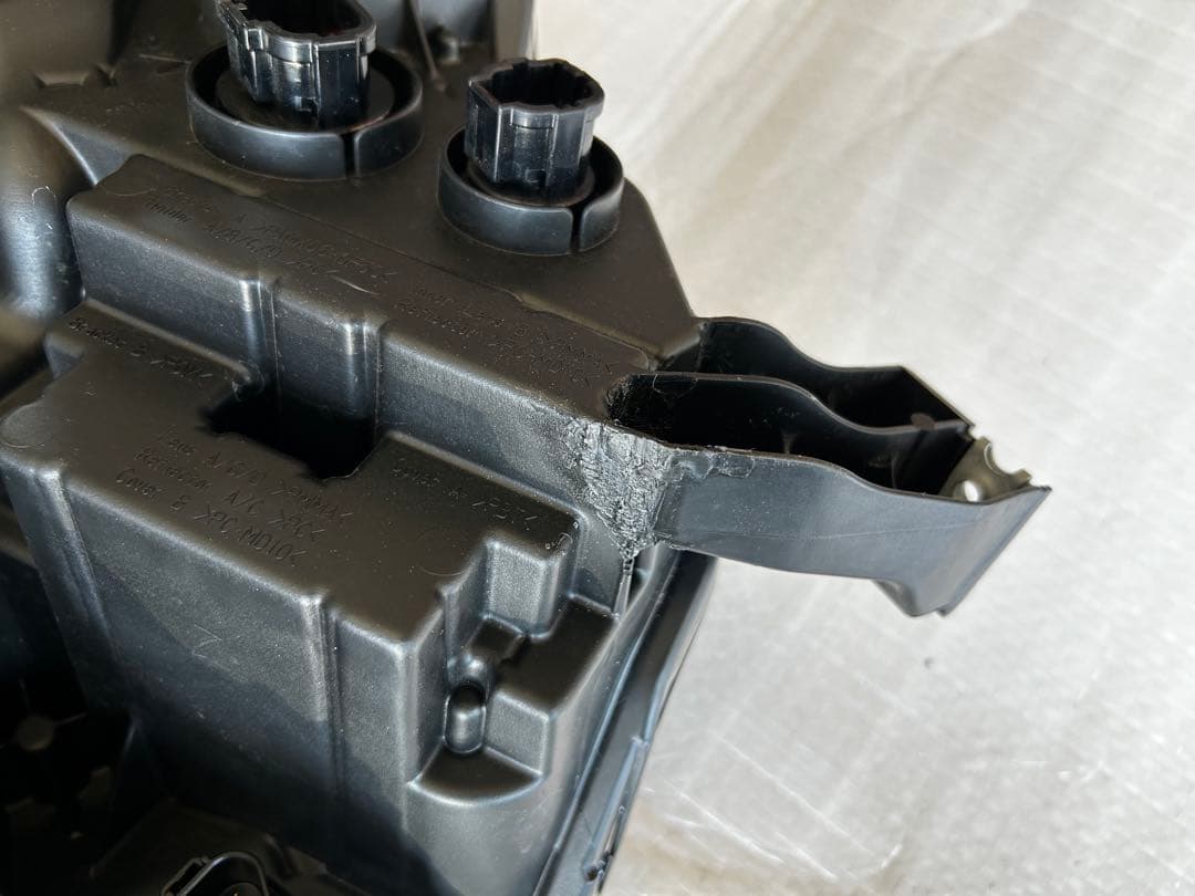 セレナ　C28 右ヘッドライト　26010-7da5a ステー補修有り