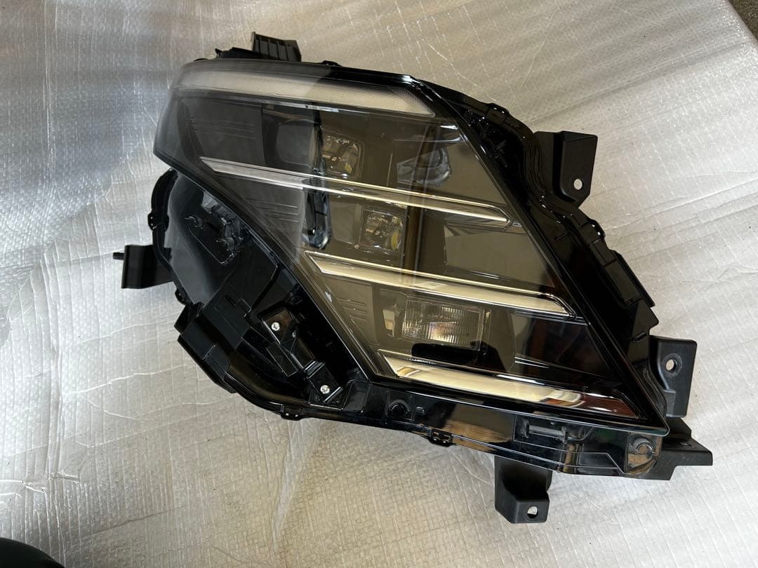 セレナ　C28 右ヘッドライト　26010-7da5a ステー補修有り