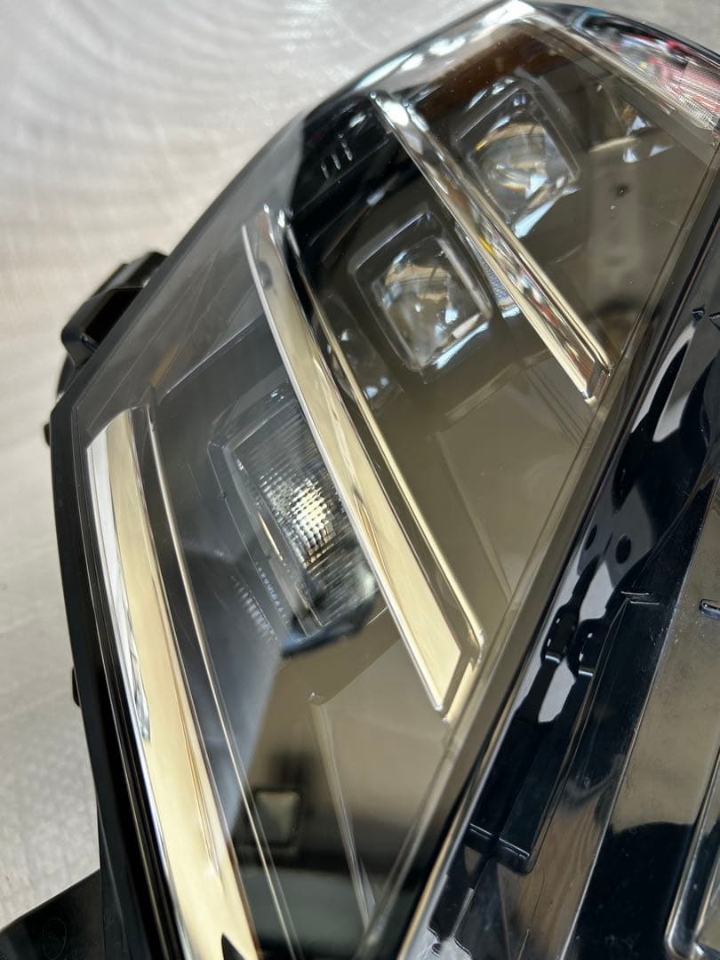 セレナ　C28 右ヘッドライト　26010-7da5a ステー補修有り