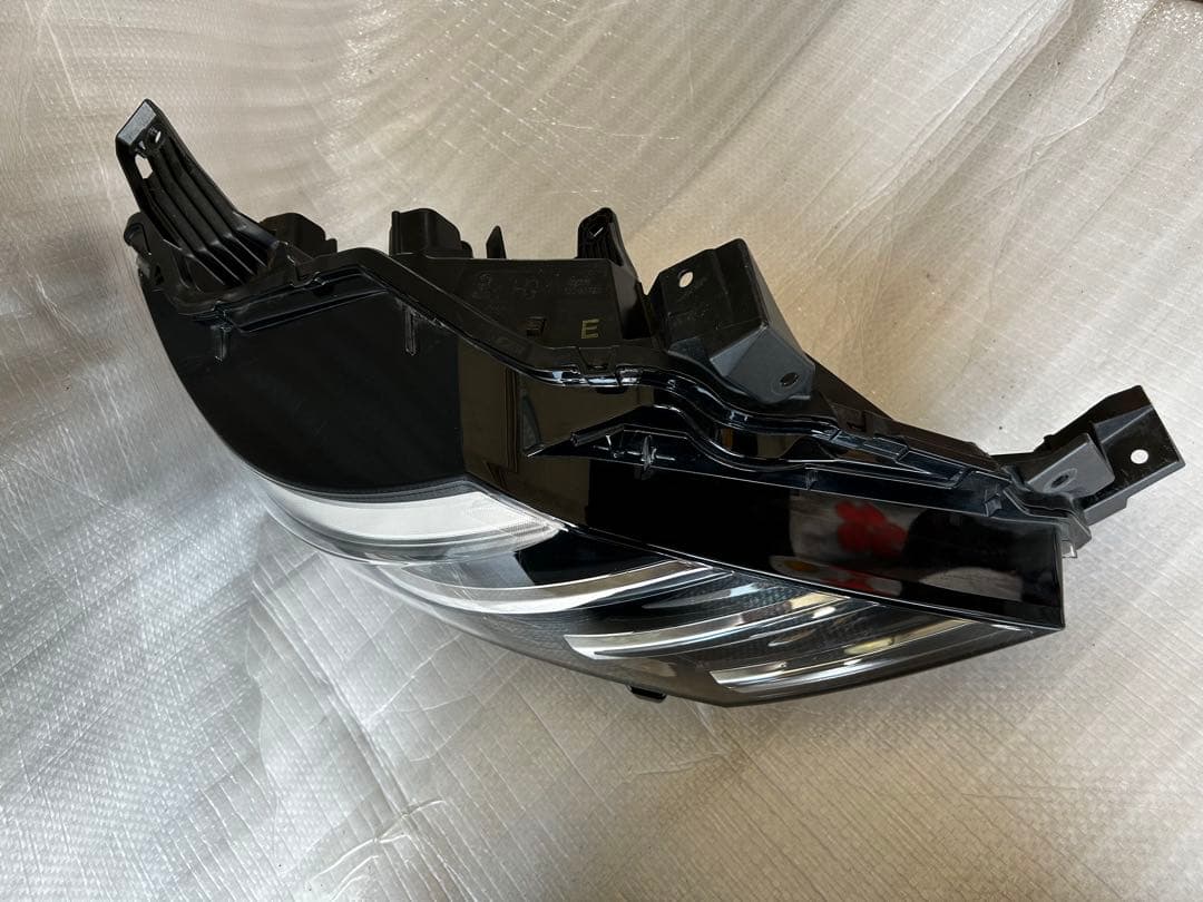 セレナ　C28 右ヘッドライト　26010-7da5a ステー補修有り