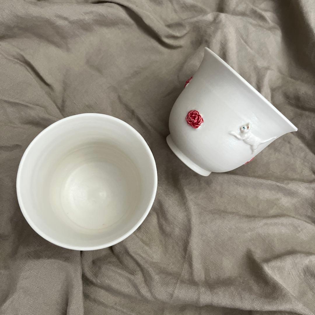 ②佐々木　忍　　白ネコとバラ　湯呑み2客