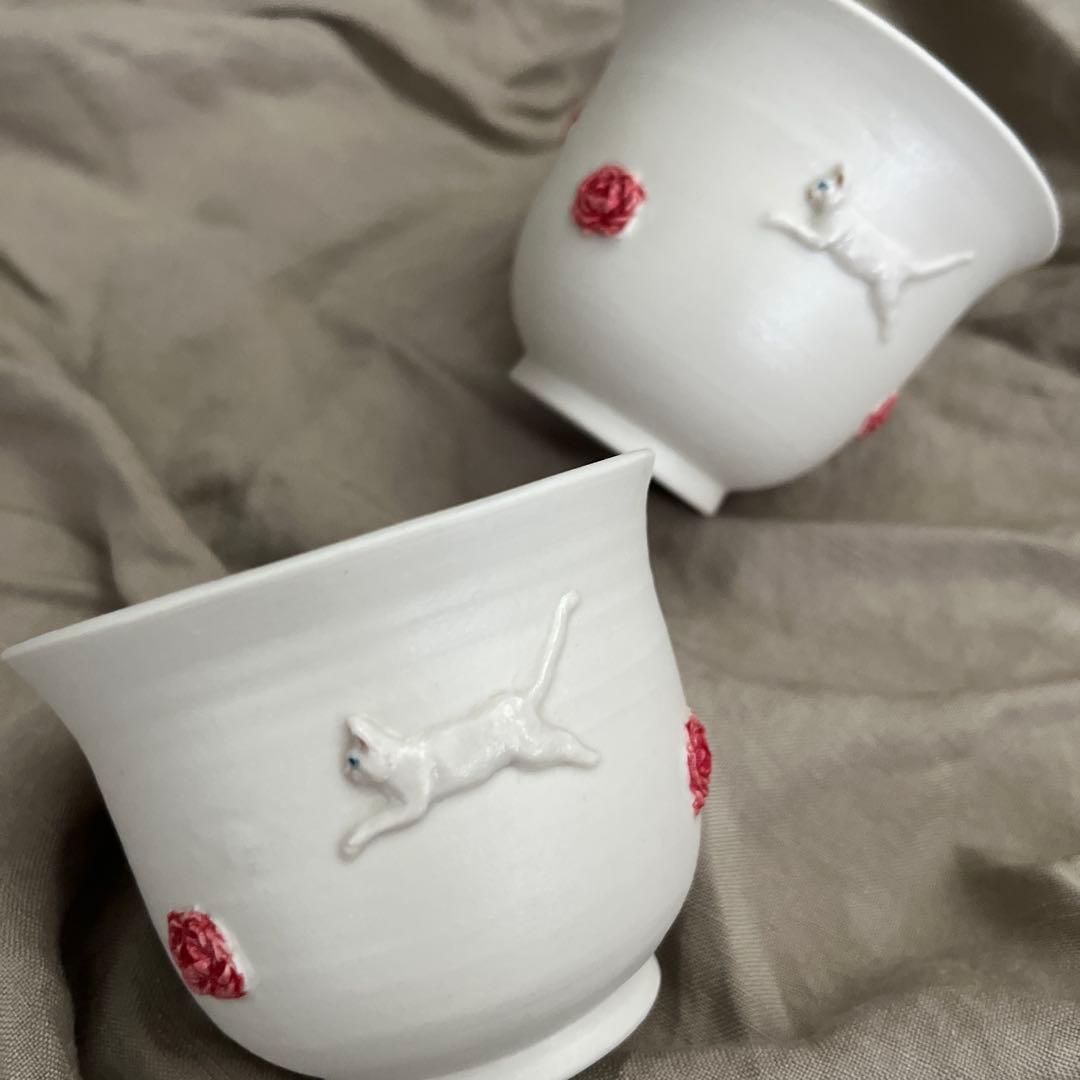 ②佐々木　忍　　白ネコとバラ　湯呑み2客