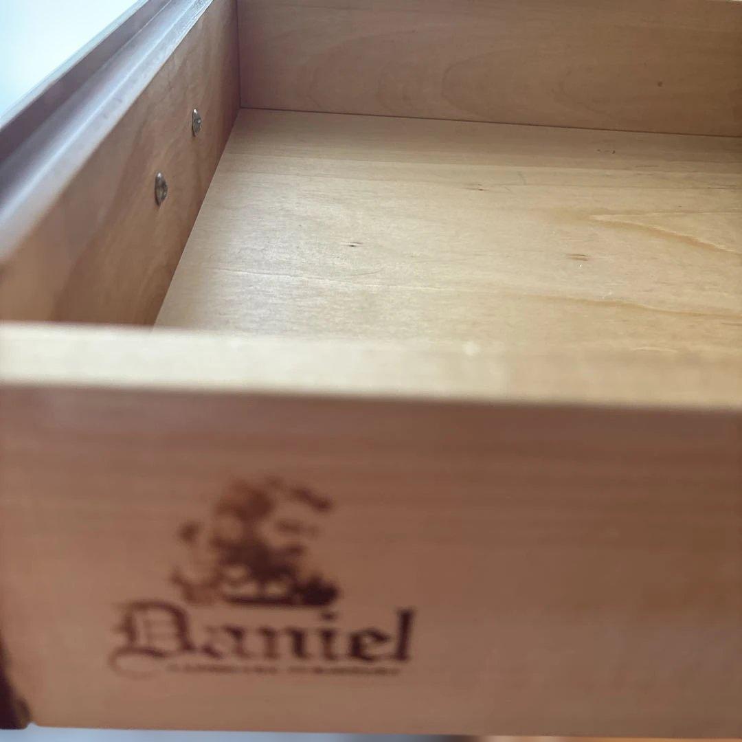 としちゃん ダニエル製木製ブラウンディスプレイキャビネット、食器棚