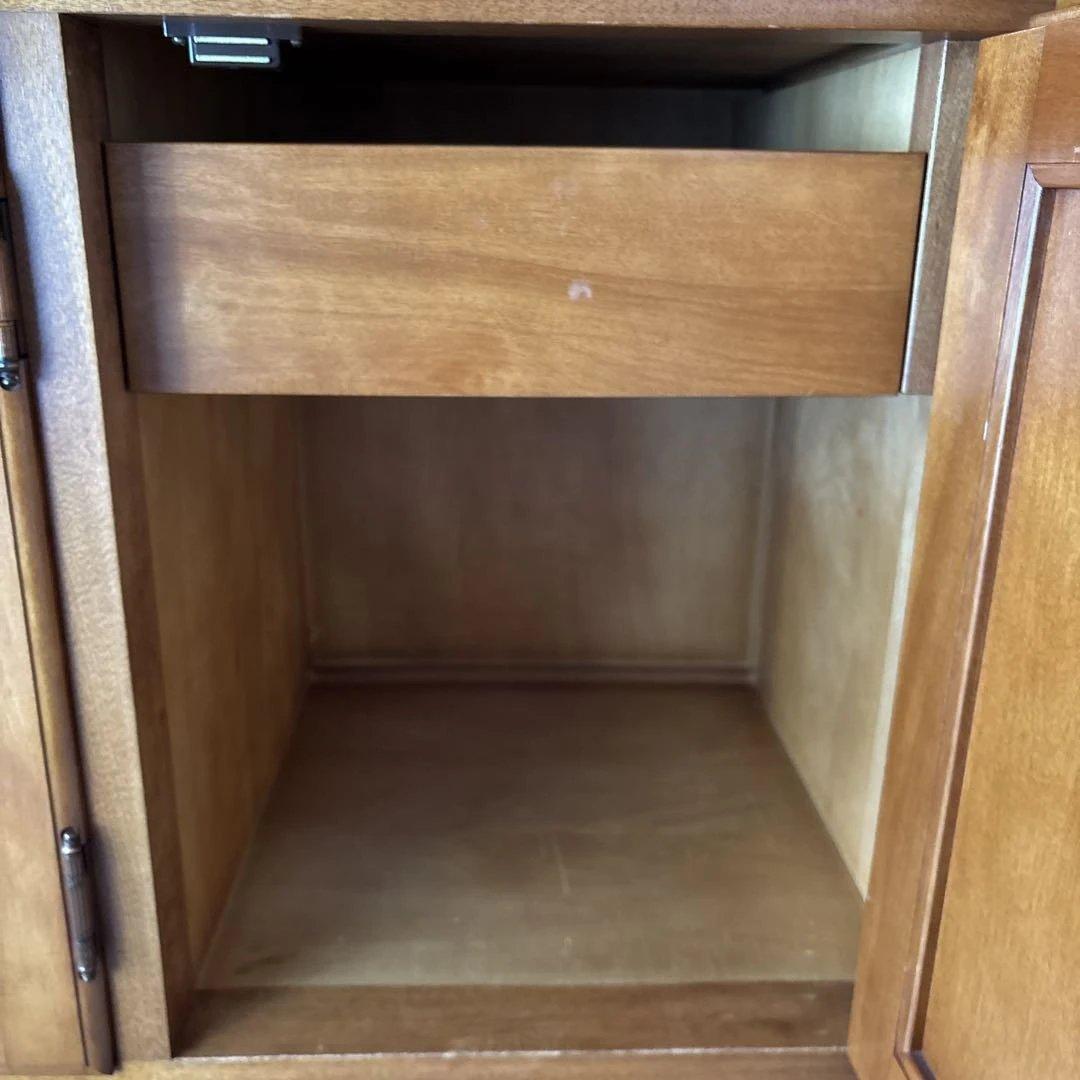 としちゃん ダニエル製木製ブラウンディスプレイキャビネット、食器棚