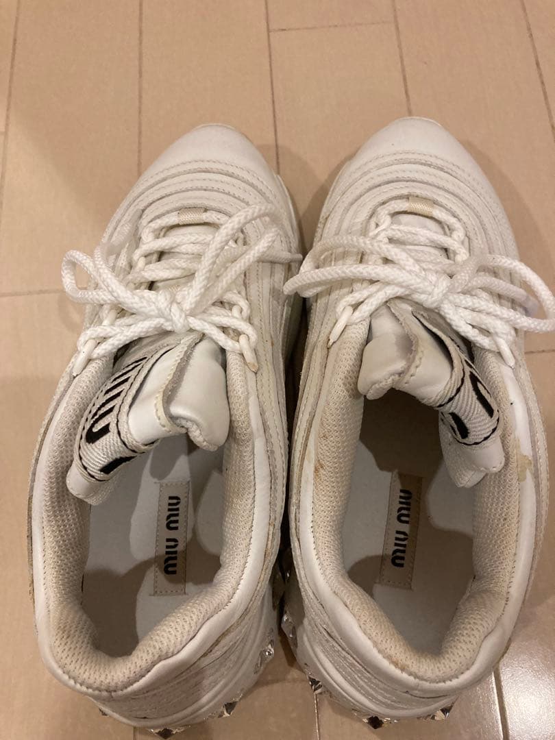 miu miu ホワイト スニーカー クリスタル装飾