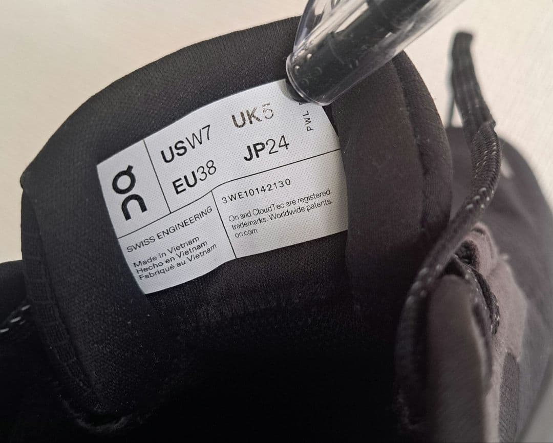 on 未使用クラウドランナー 2 ウォータープルーフ レディース24　黒　防水