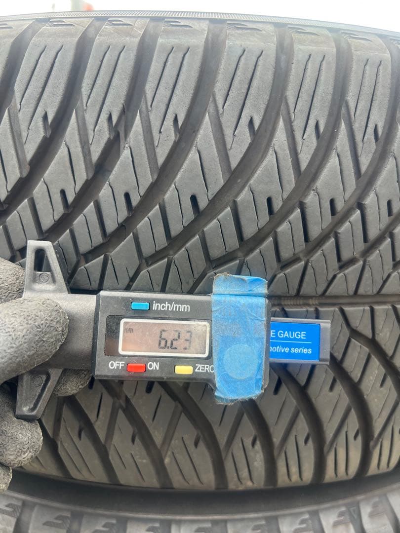 ヨコハマ　ブルーアース　4S aw21 215/60r17 24年製　バリ山