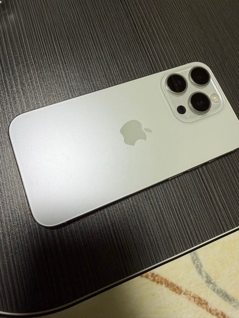 Apple iPhone 15 Pro ホワイトチタニウム MTUJ3J/A