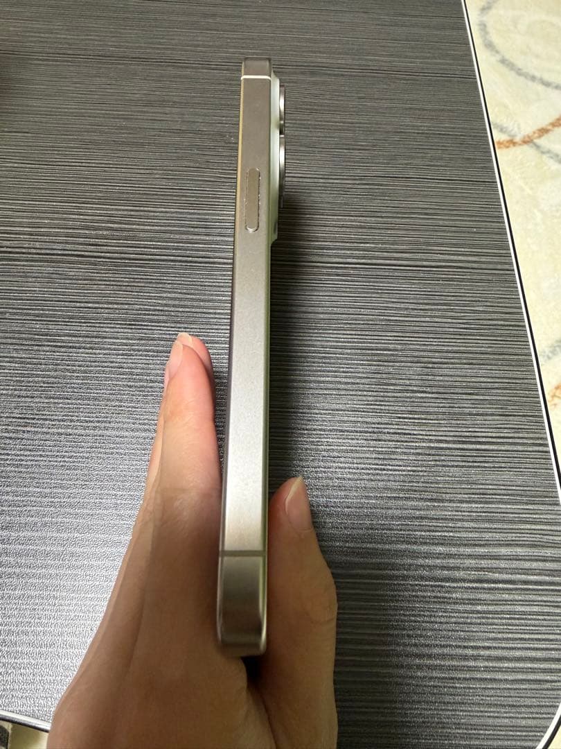 Apple iPhone 15 Pro ホワイトチタニウム MTUJ3J/A