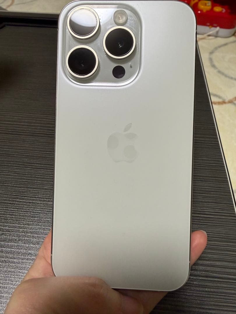 Apple iPhone 15 Pro ホワイトチタニウム MTUJ3J/A