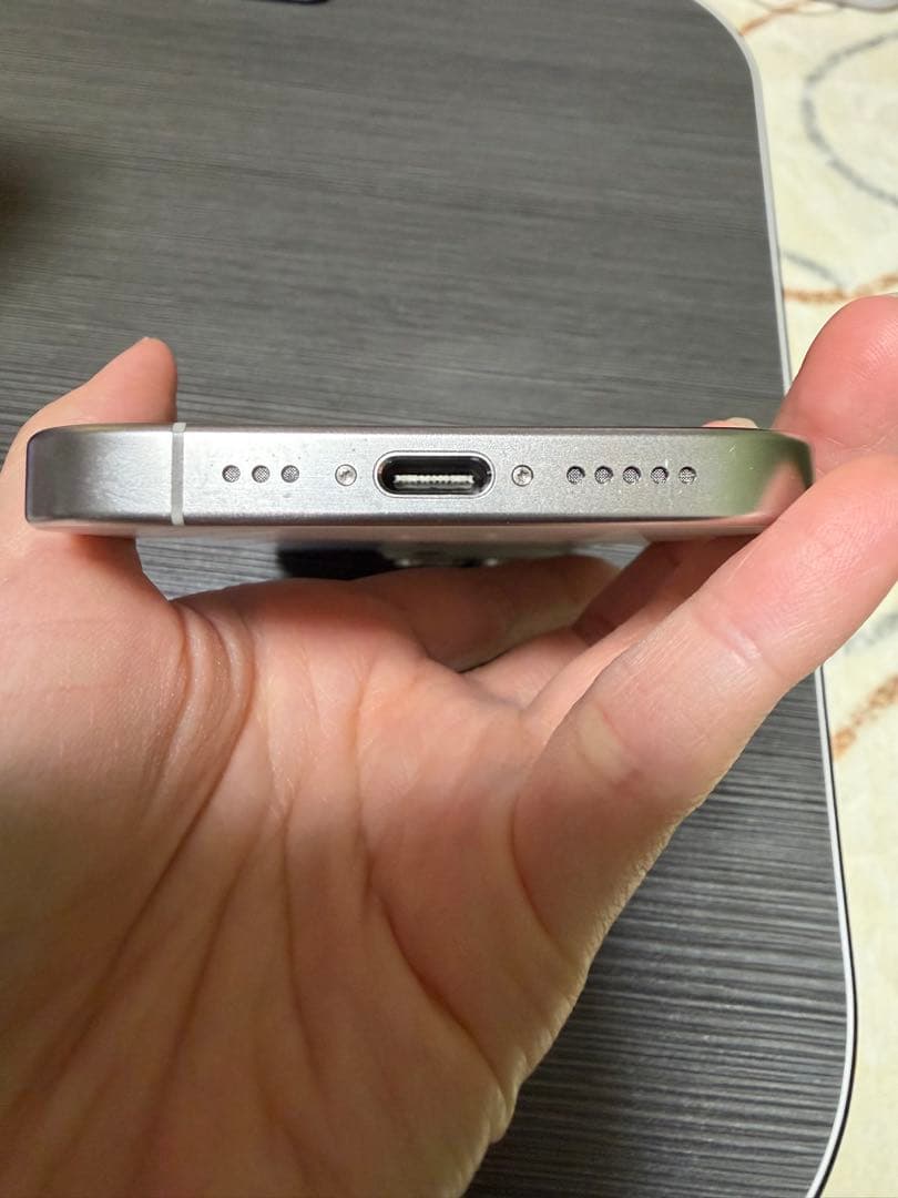 Apple iPhone 15 Pro ホワイトチタニウム MTUJ3J/A