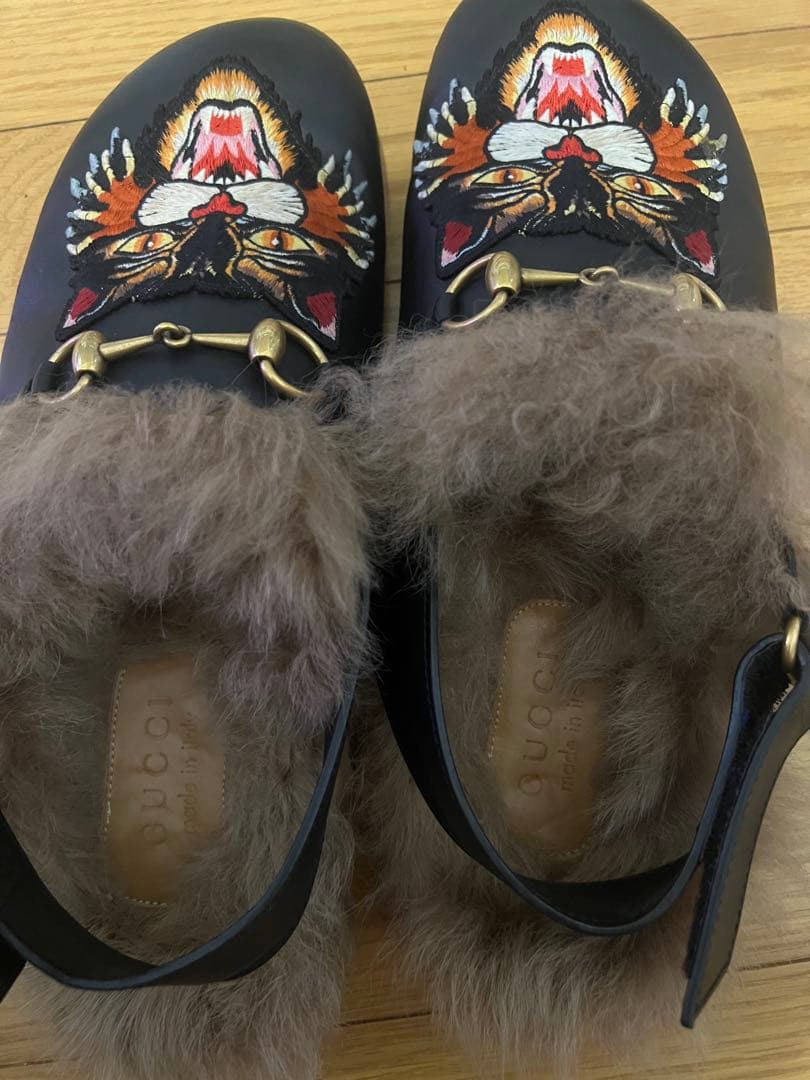 Gucci アングリーキャット ファー サンダル