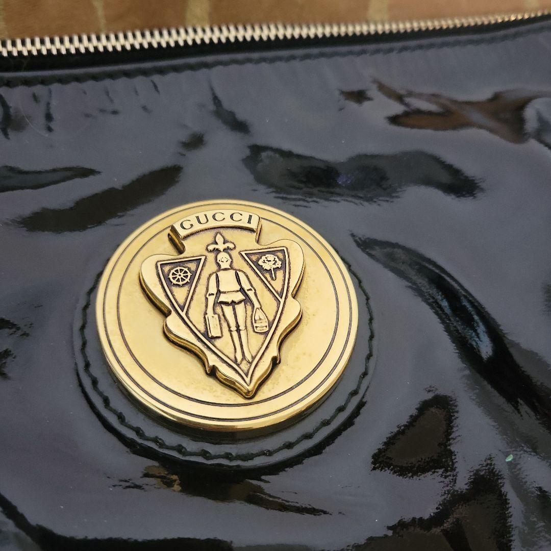 グッチ　大きめクラッチバッグ　黒エナメル