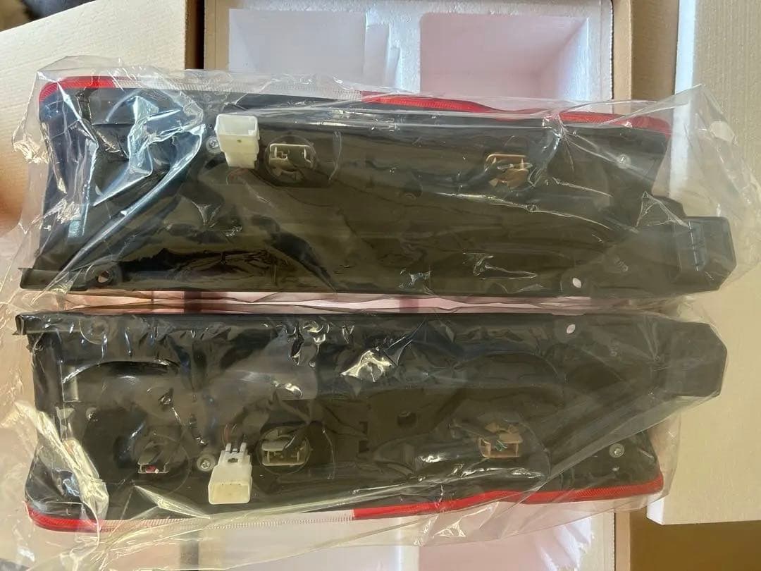 【新車外し】ハイエース ダークプライムⅡ_ワイドミドル 純正テールランプ