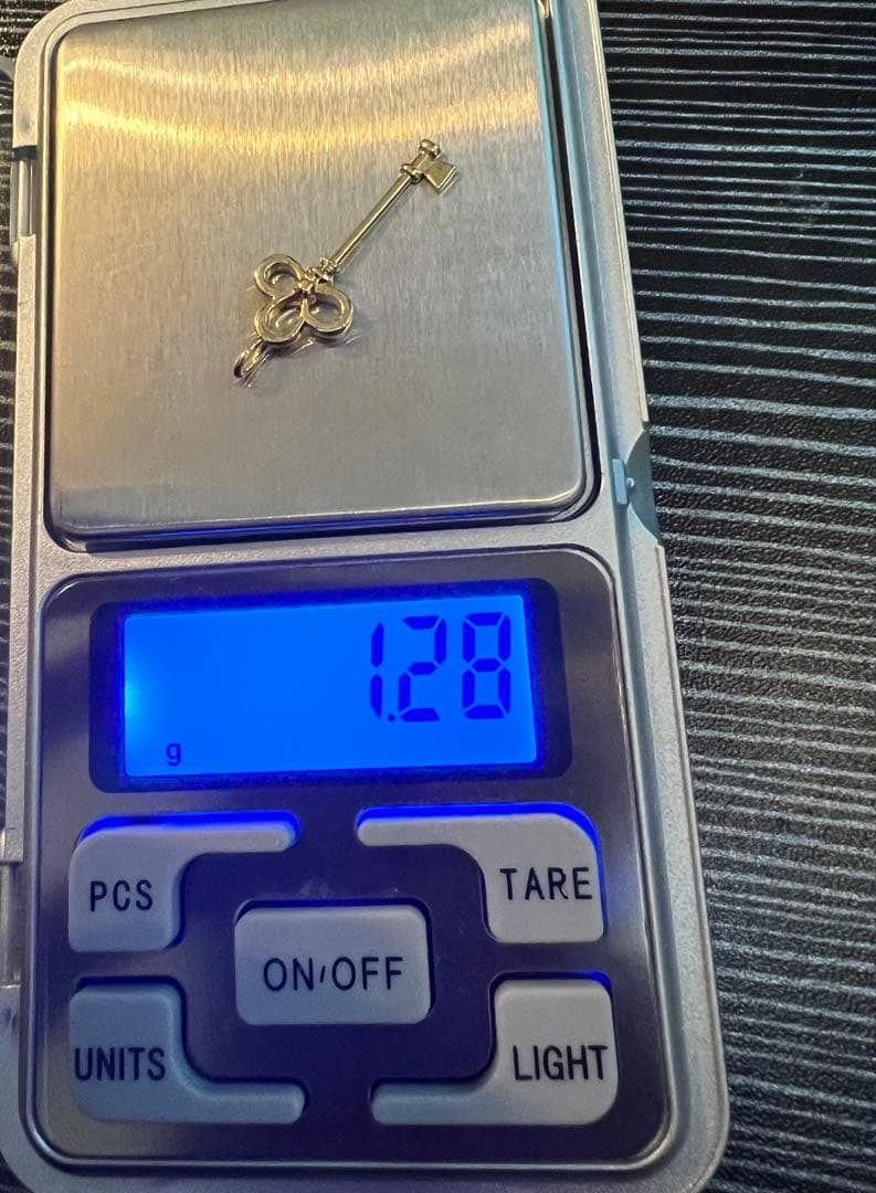 【値下げ】18金花モチーフの金色鍵チャームペンダントタップセール❣️