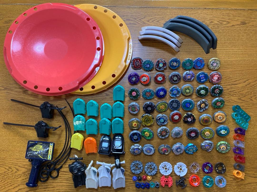 メタルファイトベイブレード約50個と競技用スタジアムのセット