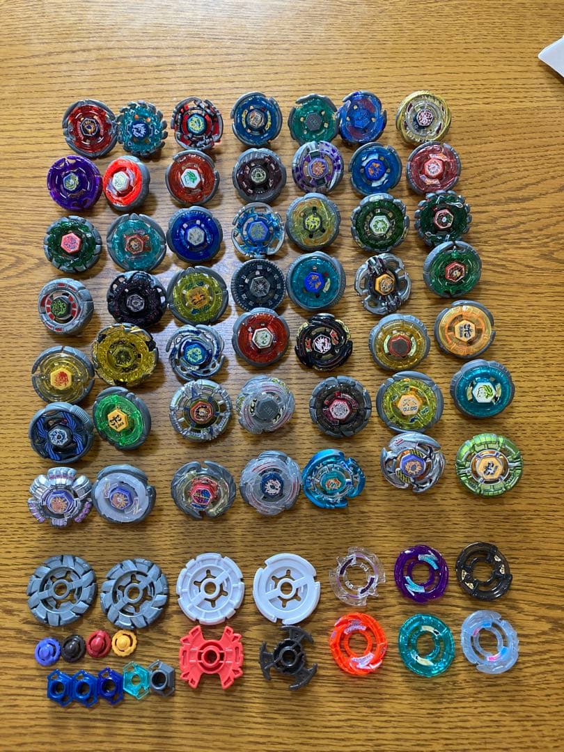 メタルファイトベイブレード約50個と競技用スタジアムのセット