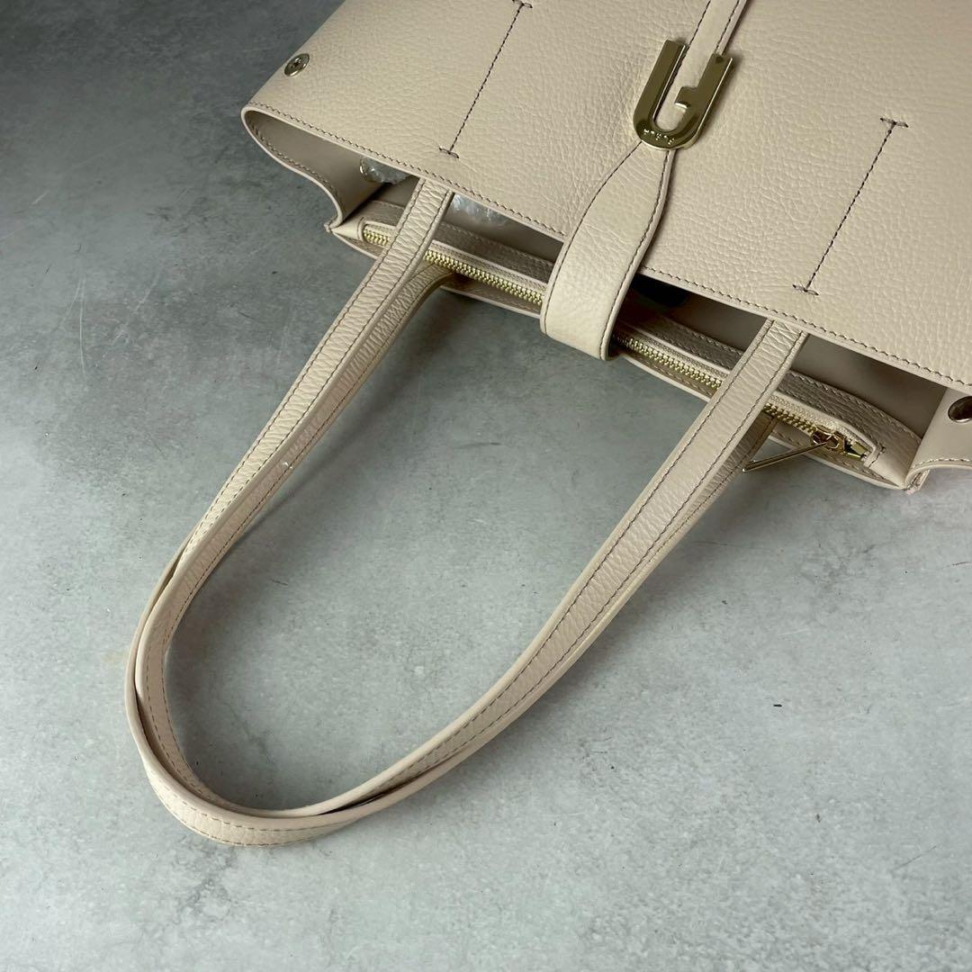 極美品 フルラ ソフィア トートバッグ アーチロゴ A4収納可 肩掛け レザー