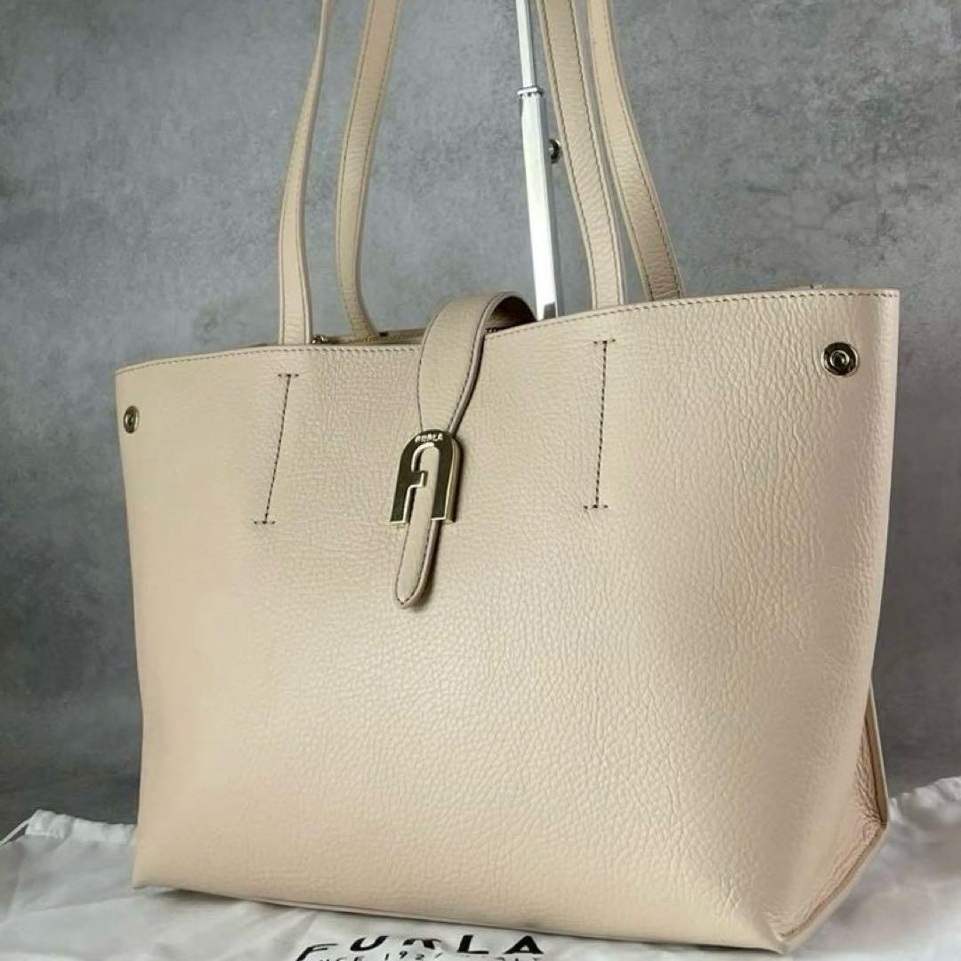 極美品 フルラ ソフィア トートバッグ アーチロゴ A4収納可 肩掛け レザー