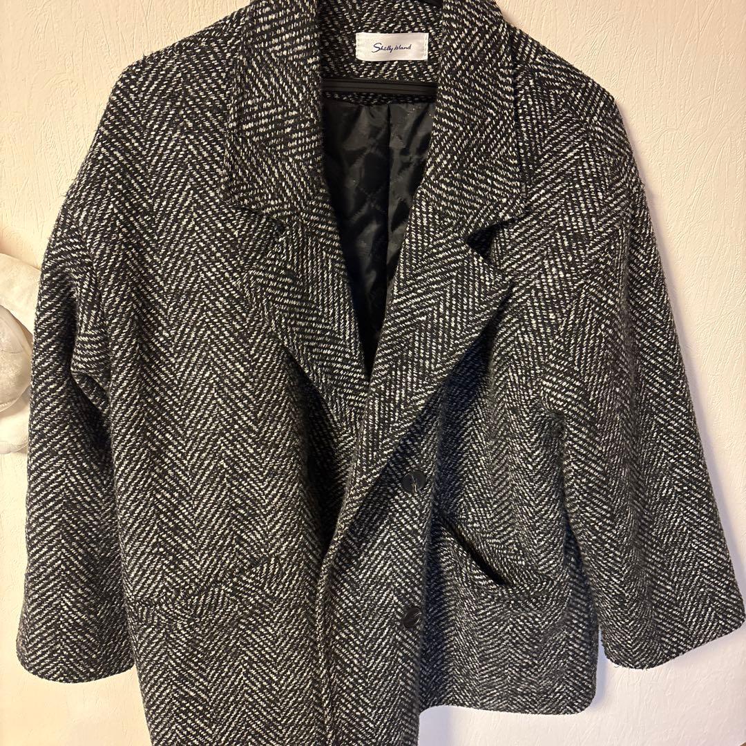 グレーとホワイトのツイードチェスターコート