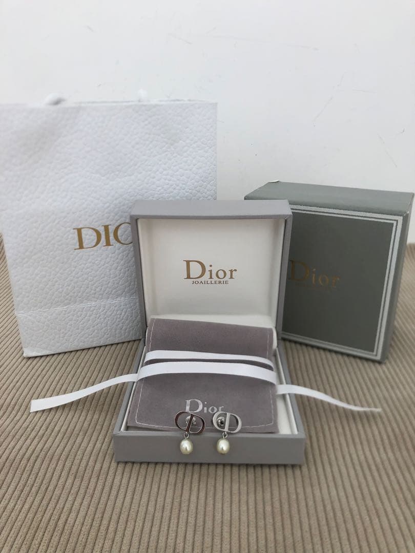 Dior ディオール　シルバー　パール付き　ピアス　両耳用　ＣＤロゴ　綺麗