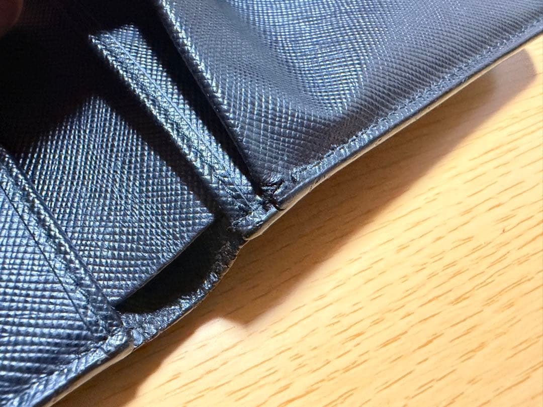 PRADA 黒 レザー 二つ折り財布