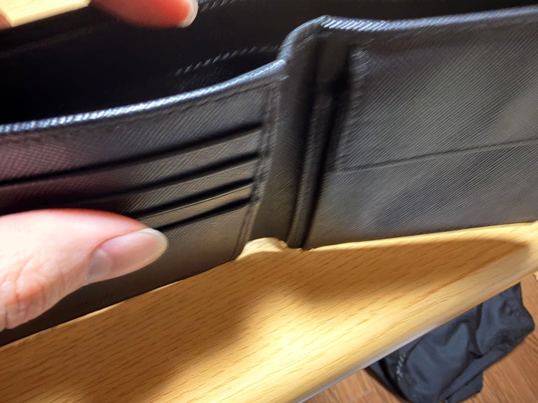 PRADA 黒 レザー 二つ折り財布