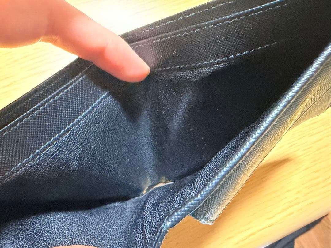 PRADA 黒 レザー 二つ折り財布