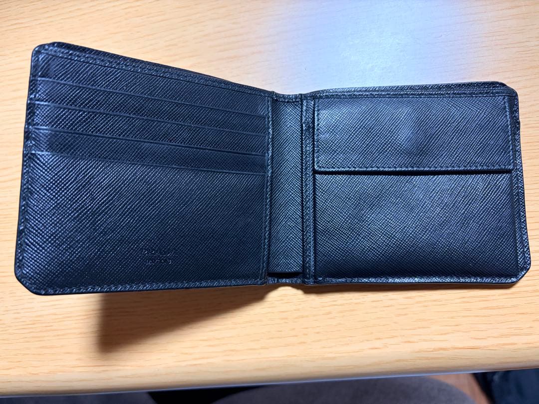 PRADA 黒 レザー 二つ折り財布